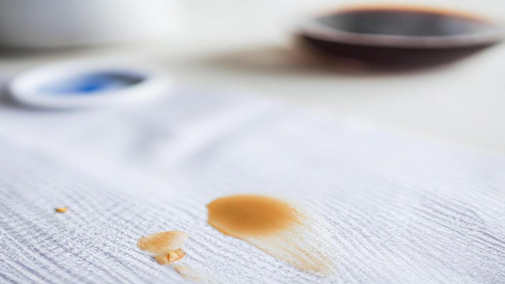 Plamy z kawy - najlepsze sposoby na usuwanie plam z kawy